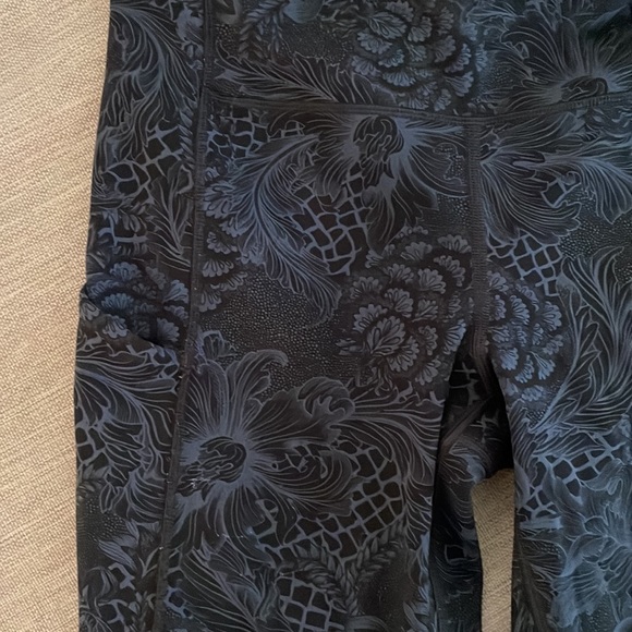 Lulu Lemon paisley cropped leggings in navy blue - Picture 2 of 5
